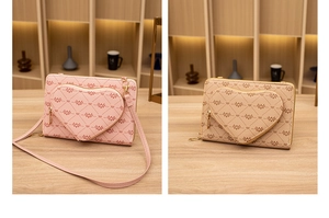 Details der rosa und beigen Umhängetaschen mit Herz-Taschen und Buchstaben-Print-Mustern