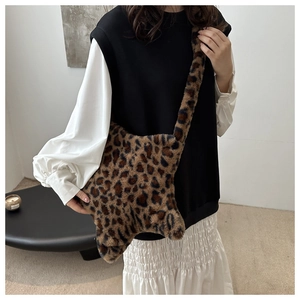Détail du sac bandoulière en peluche en forme d'étoile avec motif léopard et fausse fourrure