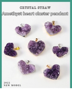 Dettagli macro di pendenti a cuore in ametista naturale con bordi in oro e argento