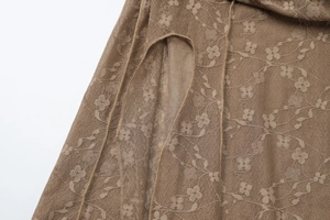 Macro de dentelle marron avec motifs floraux et détails de la fente sur le tissu