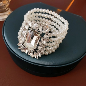 Luxuriöses mehrreihiges Perlenarmband mit großem Vintage-Kristall und floralen Akzenten
