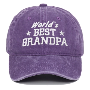 Vue détaillée de la broderie World's Best Grandpa sur casquette en coton lavé violette