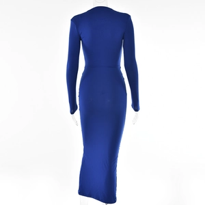 Vue arrière d'une robe moulante bleue à manches longues avec taille irrégulière