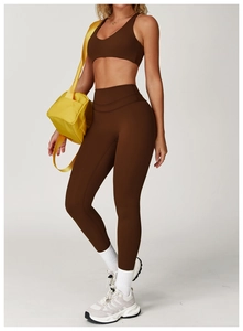 Ensemble soutien-gorge de yoga dos nu marron foncé et legging taille haute style sport