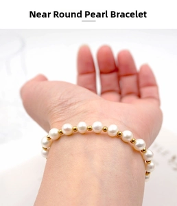 Dettaglio di un bracciale in perle d'acqua dolce regolabile con perline dorate