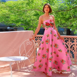 Details des Blumendrucks und der Satinstruktur am rosa trägerlosen Abendkleid