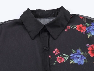 Dettaglio del colletto e della spalla di una camicetta in chiffon con stampa floreale