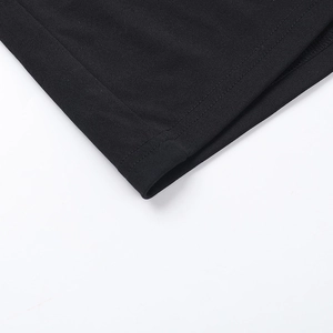 Vue détaillée de la couture double et de l'ourlet sur une robe en dentelle noire ajustée