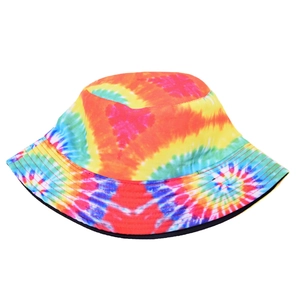 Détail du chapeau bob tie-dye arc-en-ciel montrant la texture coton et les coutures du bord