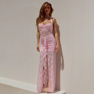 Détail d'une robe longue en dentelle rose avec licou, fente frontale et dos nu