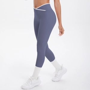 Détail du legging de yoga taille haute avec ceinture en V croisée et liseré blanc contrasté