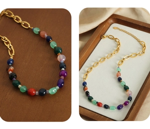 Macro de perles d'agate et chaîne en acier titane doré sur un tissu de soie élégant