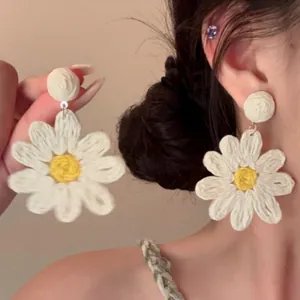 Boucles d'oreilles marguerites tricotées à la main avec pétales blancs et cœur jaune vif