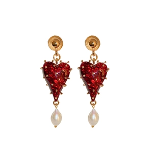 Boucles d'oreilles baroque cœur rouge avec perles blanches et détails vintage dorés