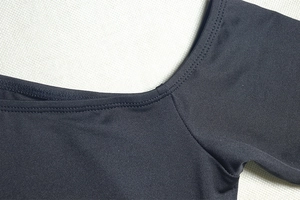 Détail de la double couture sur l'épaule et le décolleté d'une robe noire