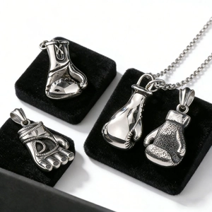 Poliertes Boxhandschuh-Anhänger Set aus Edelstahl mit Halskette auf schwarzem Samt Display