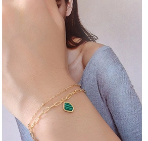 Double-layer gold bracelet with beaded chain and green malachite geometric pendant