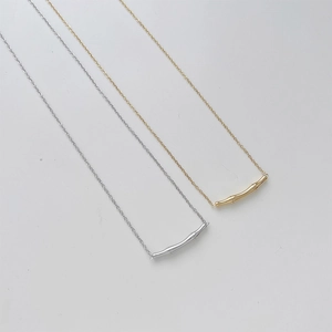 Collier minimaliste avec pendentif bambou en finitions or et argent pour femme