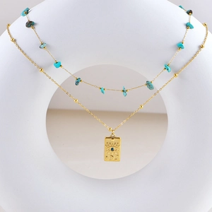 Collana a doppio strato dorata con pietre turchesi e ciondolo celeste rettangolare