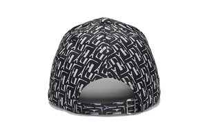 Détail de l'arrière de la casquette avec boucle en métal et imprimé Tour Eiffel