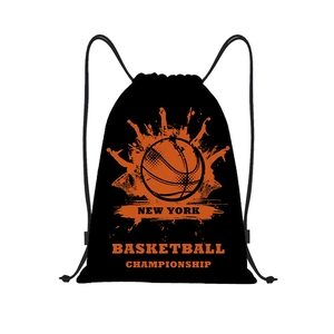 Detalle de mochila de cuerdas en poliéster negro con estampado de baloncesto naranja