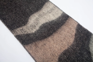 Texture macro di una sciarpa in mohair con motivi astratti grigi e marroni