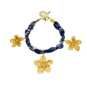 Set collana in seta blu con ciondolo a fiore dorato e orecchini coordinati