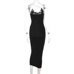 Détail du décolleté en V et des fines bretelles sur une robe mi-longue noire moulante