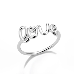 Detailansicht des silbernen LOVE-Rings mit polierter Oberfläche im Minimal-Stil