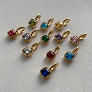 Bunte quadratische Zirkonia-Anhänger mit Goldbeschichtung auf weißem Hintergrund