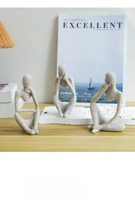 Détail macro de sculptures de penseurs de yoga en résine effet grès sur bois