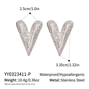 Detail of 18K gold-plated stainless steel heart earrings with hammered texture