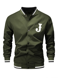 Detail van de geborduurde witte letter J op een donkergroen varsity-jack