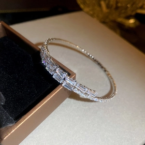 Vue macro des zircons cubiques taille baguette sur un bracelet jonc ouvert argent