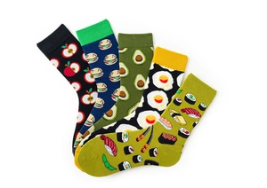 Primo piano di cinque paia di calzini con motivi alimentari colorati come avocado e sushi