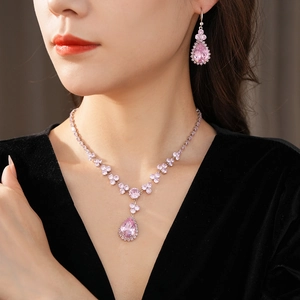 Dettaglio del set gioielli vintage con zirconi rosa a goccia su collana e orecchini a gancio