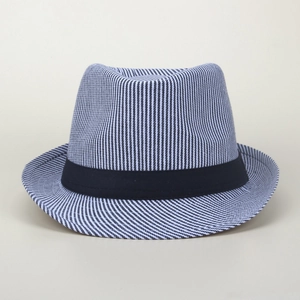 Détail de la texture rayée bleu et blanc et du ruban bleu foncé sur le chapeau