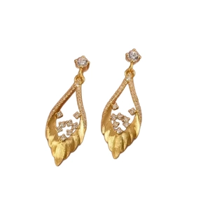 Boucles d'oreilles pendantes en argent avec feuilles dorées et zircons brillants