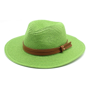 Détail d'un chapeau de paille vert avec bande en similicuir marron et rivet doré