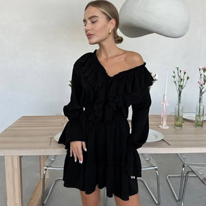 Robe courte noire élégante avec col en V, volants et manches cloches évasées