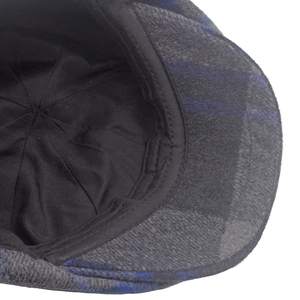 Détails de la couture intérieure d'un béret à carreaux gris-bleu en laine de qualité