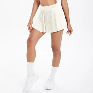 Détail montrant la texture plissée taille haute et le drapé d'une jupe de tennis blanche