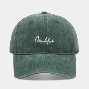 Détail de la broderie New York blanche sur casquette de baseball en coton vert délavé rétro