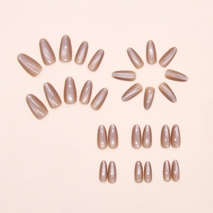 Dettaglio set unghie a mandorla cat-eye in marrone tè perlato e rosa cipria molto delicato