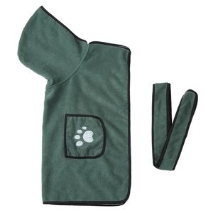 Dettaglio accappatoio per animali verde scuro con cappuccio e ricamo zampa in microfibra