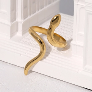 Bague serpent réglable plaquée or 18k élégante présentée sur un socle de colonne blanche