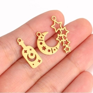 Goldene Edelstahl-Anhänger mit Mond- und Sternmotiv für Größenvergleich auf den Fingern