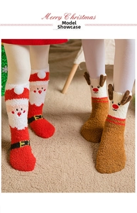 Detailansicht warmer Korallenvlies-Weihnachtssocken mit 3D-Weihnachtsmann- und Elchmotiven