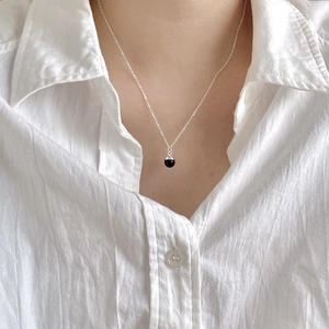 Minimalist 925 sterling silver chain necklace featuring a polished black onyx bead pendant