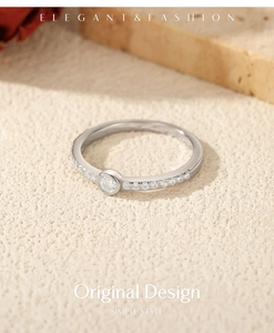 Close-up of a S925 sterling silver bubble ring with sparkling VVS1 moissanite stones